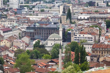 Saraybosna, Bosna-Hersek - 26 Mayıs 2019: Saat Kulesi, Baskarsiya Camisi ve Theotokos 'un Doğumu Katedrali ile çevrili Gazi Hüseyin-dilenci camiinin havadan görünüşü.