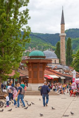 Saraybosna, Bosna-Hersek - 26 Mayıs 2019: Sebilj, Saraybosna 'nın merkezinde Mehmed Paşa Kukavica tarafından 1753 yılında inşa edilen bir Osmanlı tarzı ahşap çeşme (sebil).