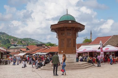 Saraybosna, Bosna-Hersek - 26 Mayıs 2019: Sebilj, Saraybosna 'nın merkezinde Mehmed Paşa Kukavica tarafından 1753 yılında inşa edilen bir Osmanlı tarzı ahşap çeşme (sebil).