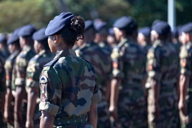 Saint-Paul, La Reunion - 28 Haziran 2017: RSMA 'nın Fransız askerleri taburu genç askerleri ödüllendiren aylık tören sırasında geçit töreni düzenliyor.