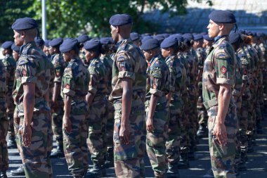 Saint-Paul, La Reunion - 28 Haziran 2017: RSMA 'nın Fransız askerleri taburu genç askerleri ödüllendiren aylık bir tören sırasında hazır bekliyor.