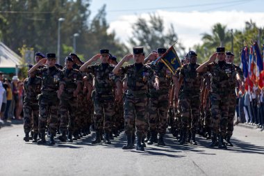 Saint-Paul, La Reunion - 28 Haziran 2017: RSMA askeri taburu genç askerleri ödüllendiren aylık bir tören sırasında yürüyüşe çıktı.