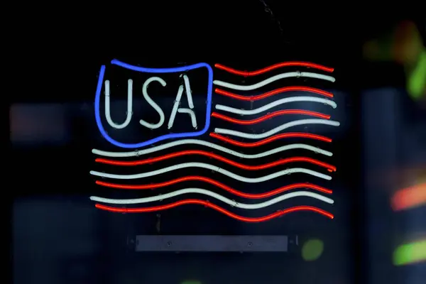 Großaufnahme Auf Einem Neonlicht Form Einer Amerikanischen Flagge — Stockfoto
