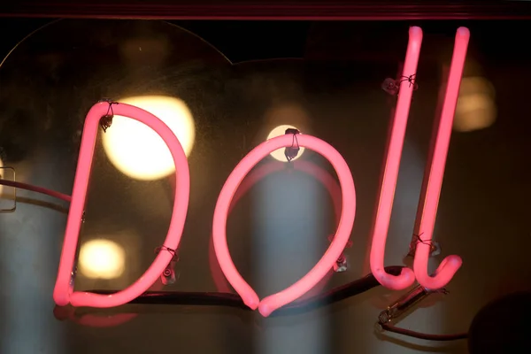Розовый Неоновый Свет Виде Слова Doll — стоковое фото