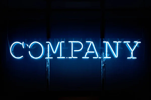 Zbliżenie Niebieskim Świetle Neonowym Kształcie Słowa Firma — Zdjęcie stockowe