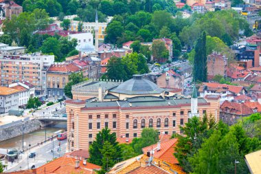 Saraybosna, Bosna-Hersek - 26 Mayıs 2019: Vijecnica olarak bilinen Saraybosna Belediye Binası 'nın havadan görünüşü. 1891 yılında tasarlanan bina, Saraybosna 'daki Avusturya-Macaristan döneminin en büyük ve en temsili binasıydı.