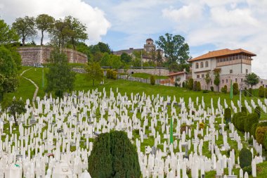 Saraybosna, Bosna-Hersek - 26 Mayıs 2019: Arkadaki Kovaci Mezarlığı, Sarı Kale ve Jajce Kışlası kalıntıları ile mezar taşları.