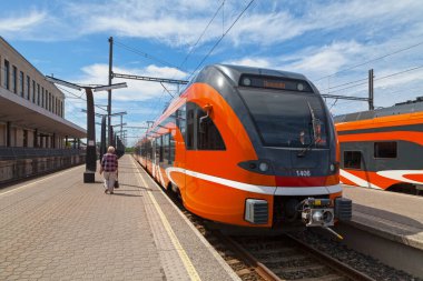 Tallinn, Estonya - 17 Haziran 2019: Stadler FLIRT treni Baltık İstasyonu 'nda Eesti Raudtee tarafından işletildi.