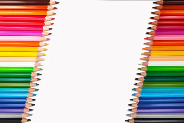 Dos Filas Lápices Colores Línea Uno Frente Otro Una Hoja — Foto de Stock
