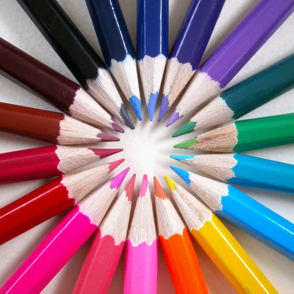 Lápices Colores Círculo Sobre Una Hoja Papel Blanco —  Fotos de Stock