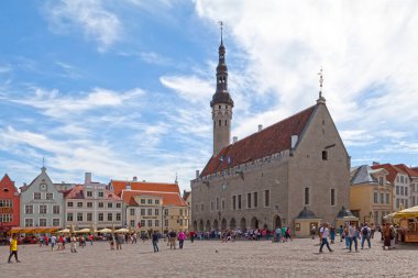 Tallinn, Estonya - 17 Haziran 2019 Tallinn Belediyesi (Estonca: Tallinna raekoda), Eski Şehir 'de belediye binasının yanındaki bina. Baltık Bölgesi ve İskandinavya 'nın en eski belediye binasıdır..