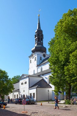 Tallinn, Estonya - 15 Haziran 2019: St Mary Katedrali (Estonca: Toomkirik) aslen 13. yüzyıldan kalma. Bu ortaçağ kilisesinin bir Barok çan kulesi var..