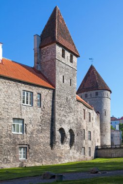 Rahibelerin arkasındaki kule (Nunnadetagune parçalanmış) ve Altın Bacak Kulesi (Kuldjala parçalanmış) Tallinn Duvarı 'nın 66 kulesinden ikisidir..