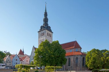 Tallinn, Estonya - 15 Haziran 2019: Aziz Niklas Kilisesi, balıkçı ve denizcilerin koruyucusu Aziz Nicholas 'a adanmış bir ortaçağ eski kilisesidir..