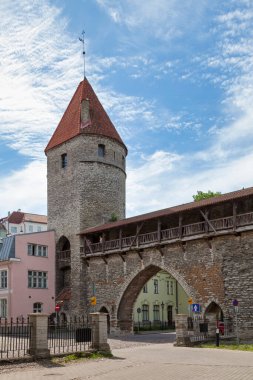 Tallinn, Estonya - 15 Haziran 2019: Manastır Kapısı (Kloostrivarav) ve Nunnatorn (Nunnatorn), Tallinn Duvarı 'nın 66 kulesinden biri.