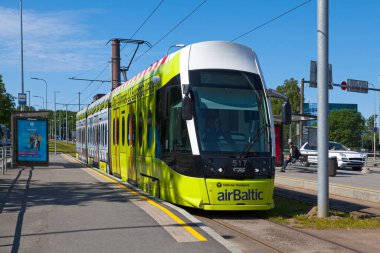 Tallinn, Estonya - 16 Haziran 2019: Limana yakın bir istasyonda yeşil ışık bekleyen tramvay.