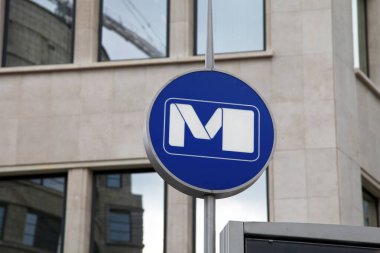 Brüksel, Belçika - 26 Ağustos 2017: Brüksel Metro 'nun mavi işareti. Belçika 'nın Brüksel-Başkent Bölgesi' nin büyük bir kısmına hizmet veren hızlı bir ulaşım sistemidir. Dört geleneksel benden oluşuyor.