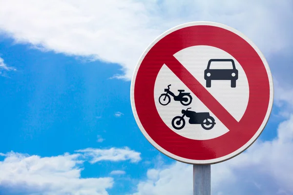 欧洲禁止汽车和摩托车进入的标志 — 图库照片