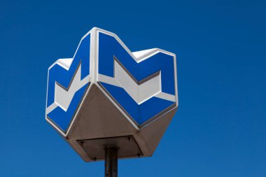 Sofya, Bulgaristan - 18 Mayıs 2019: Sofya Metro İşareti Bulgar başkentine hizmet veren hızlı geçiş ağı.