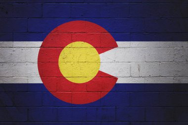 Colorado bayrağı tuğla bir duvara boyanmış..
