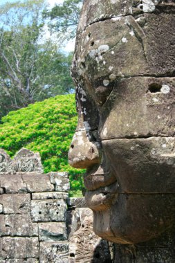 Angkor Thom 'da oyulmuş bir Khmer yüzünün ayrıntıları.