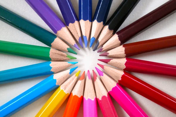 Lápices Colores Círculo Sobre Una Hoja Papel Blanco —  Fotos de Stock