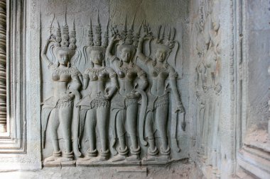 Angkor Wat, Kamboçya 'da bir duvara Apsara dansçıları oyulmuş..