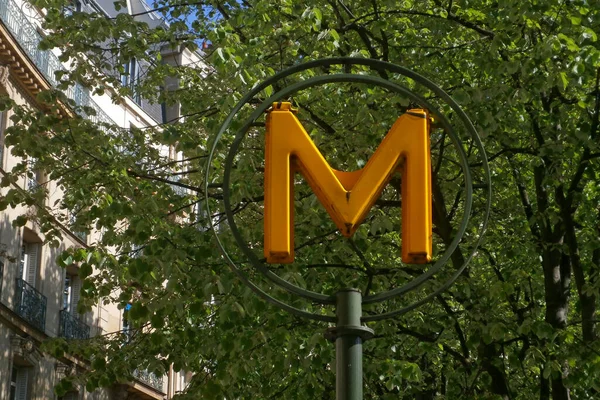 巴黎地铁站外的传统地铁标志 — 图库照片