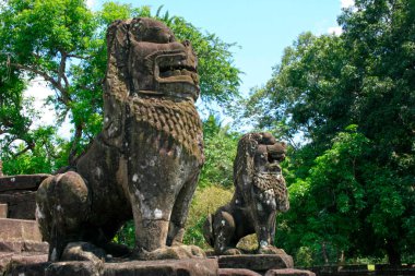 Bakong 'daki aslan heykelleri, Kamboçya' daki modern Siem Reap yakınlarında Angkor 'daki Khmer imparatorluğunun yöneticileri tarafından inşa edilen ilk kumtaşı tapınağı..