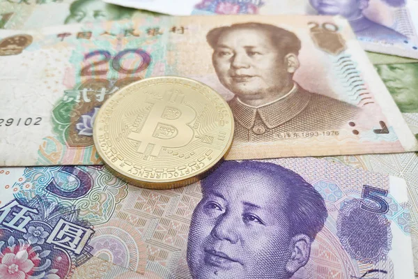 Großaufnahme Einer Goldenen Bitcoin Münze Auf Einem Stapel Chinesischer Yuan — Stockfoto
