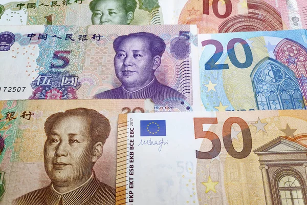 Κοντινό Πλάνο Μια Στοίβα Κινέζικα Renminbi Και Ευρώ — Φωτογραφία Αρχείου