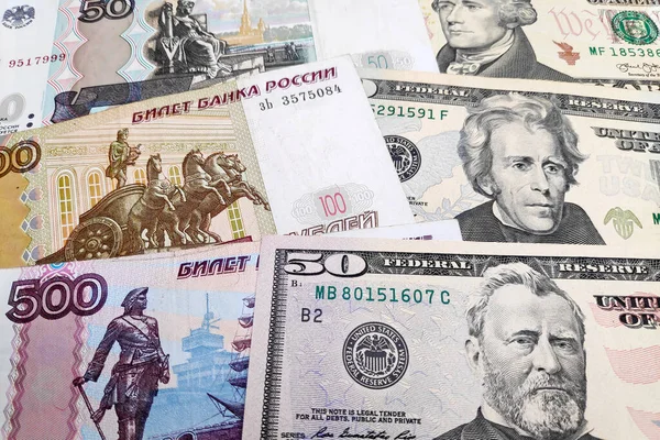 Κοντινό Πλάνο Μια Στοίβα Από Ρωσικά Ρούβλια Και Δολάρια Ηπα — Φωτογραφία Αρχείου