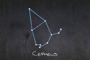 Ortasında Cepheus takımyıldızı olan karatahta.