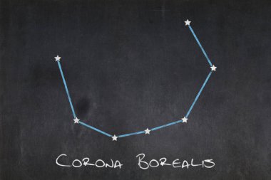 Ortasına Corona Borealis takımyıldızı çizilmiş bir karatahta.