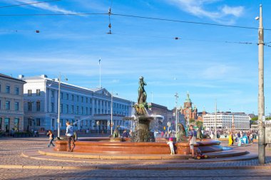 Helsinki, Finlandiya - 18 Haziran 2019: Art Nouveau tarzı bronz bir deniz kızı heykeli, Havis Amanda, Helsinki 'nin merkezindeki merdivenin doğu ucundaki dairesel bir çeşmenin ortasında. Ville Vallgren tarafından Paris 'te yapıldı ve 1908' de dikildi..