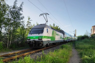 Turku, Finlandiya - 21 Haziran 2019: VR sınıfı SR2, Turku tren istasyonuna gelen 