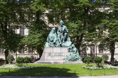 Helsinki, Finlandiya - 18 Haziran 2019: Elias Lonnrot 'un bronz heykeli 1897 yılında Emil Wikstrom' u yarattı..