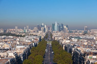 Paris, Fransa - Eylül 2016: Arka planda La Defans finans bölgesinin bulunduğu Avenue de la Grande Armee manzarası.