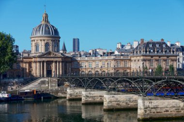 Paris, Fransa - 17 Temmuz 2017: Fransa Enstitüsü 'nün karşısındaki Pont des Arts' taki Seine Nehri 'ni geçenler.