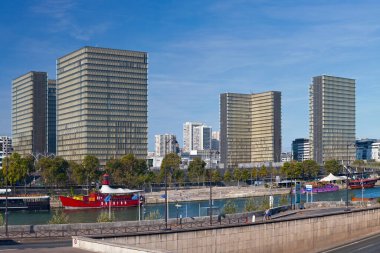 Paris, Fransa - 01 Eylül 2016: Seine Nehri 'nden geçen Simone-de-Beauvoir, Paris' i Fransa Ulusal Kütüphanesi (Inbliotheque nationale de France) ile birleştirdi..