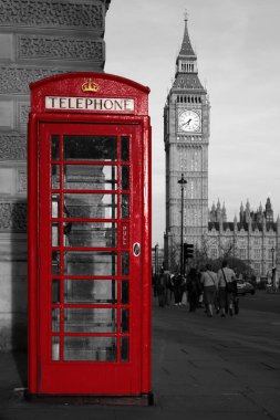 Londra 'da Big Ben yakınlarında siyah beyaz telefon kulübesi var..