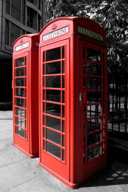 Londra 'da siyah beyaz telefon kulübeleri izole edilmiş..