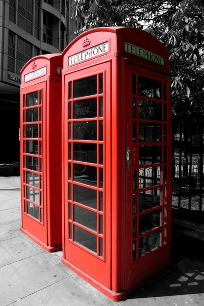 黒と白のロンドンの色分けされた赤い電話ブース — ストック写真
