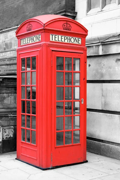 Kolor Izolowane Czerwone Budki Telefonicznej Londynie Czarno Białe Otoczenie — Zdjęcie stockowe