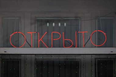 Kırmızı neon ışığı Rusça 'da 