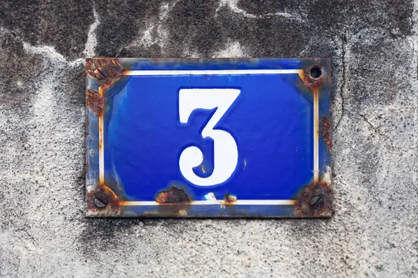 Placa Calle Azul Oxidado Una Pared Blanca Con Número Pintado —  Fotos de Stock