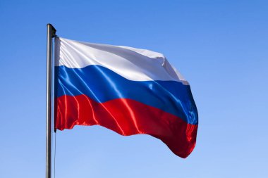 Direğinin tepesinde dalgalanan Rus bayrağına yakın çekim.