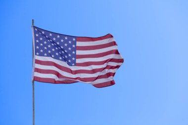Direğinin üstünde dalgalanan Amerikan bayrağına yakın çekim