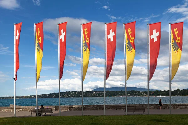 Ginebra Suiza Junio 2018 Banderas Ginebra Suiza Saludando Ante Lago —  Fotos de Stock
