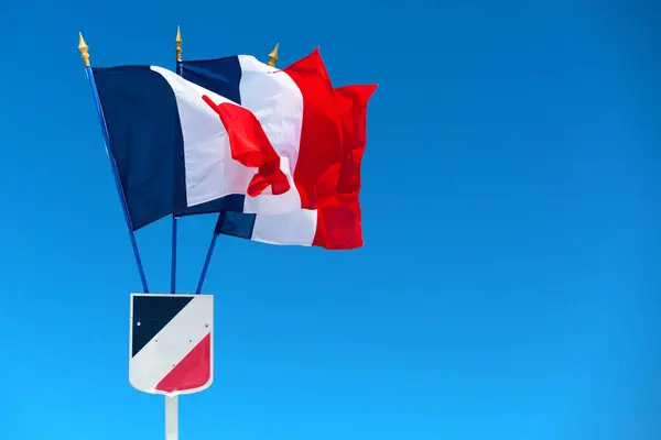 Close Três Bandeiras Francesas Acenando Acima Escudo Francês — Fotografia de Stock